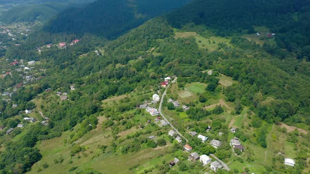 无人机拍摄了绿树成荫的山上的房屋。视频素材