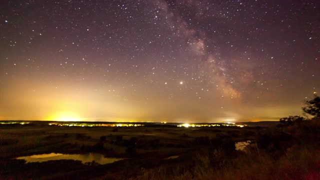 山间星夜时光流逝。银河系恒星在乡村交通上移动。晚上的一天。来自乌克兰的美丽风景。视频素材