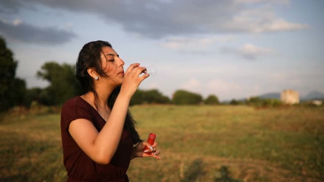 年轻的吉普赛女人吹着泡泡视频素材