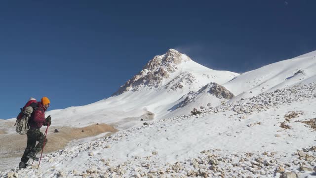 两个男性登山者正在向山顶走去视频素材