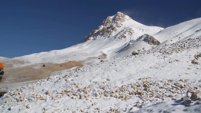 两个男性登山者正在向山顶走去视频素材