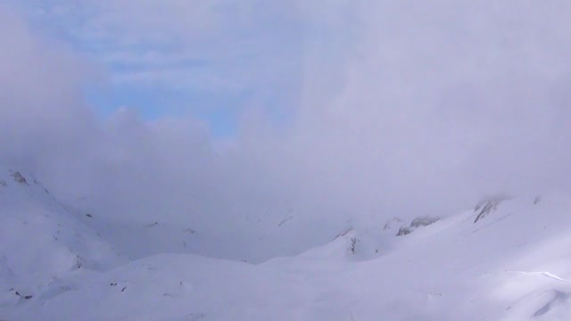 美丽的山在雪中令人惊叹。冬天的风景。视频素材