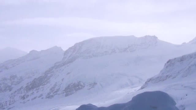 冬天的风景与美丽的雪山在清晨的阳光。视频素材