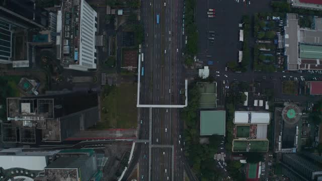 鸟瞰从上到下鸟瞰在现代城市中心的多车道道路上接近的车辆视频素材