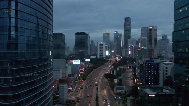 空中基座下降拍摄的夜晚交通在一个多车道的道路通过雅加达市中心视频素材