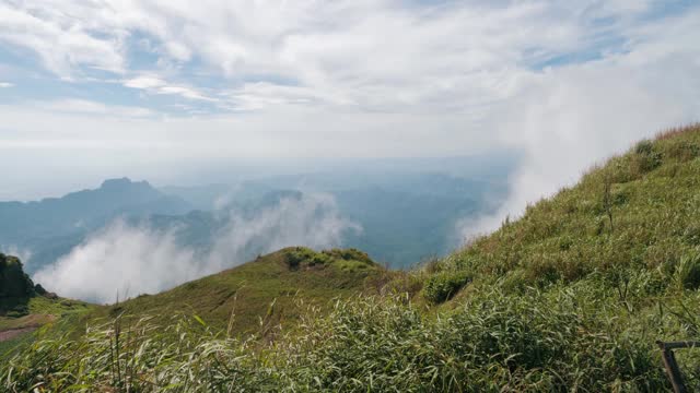 山景移动白云和雾吹在风与天空。视频素材