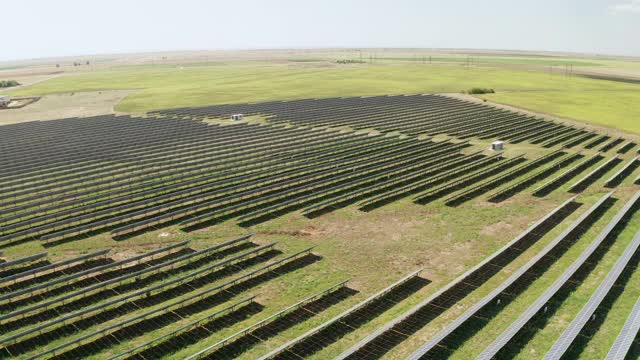 太阳能发电站鸟瞰图。可替代能源视频素材