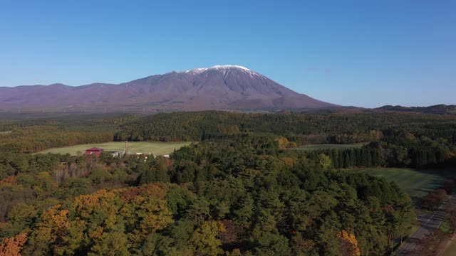 广阔的风景和岩手山视频素材