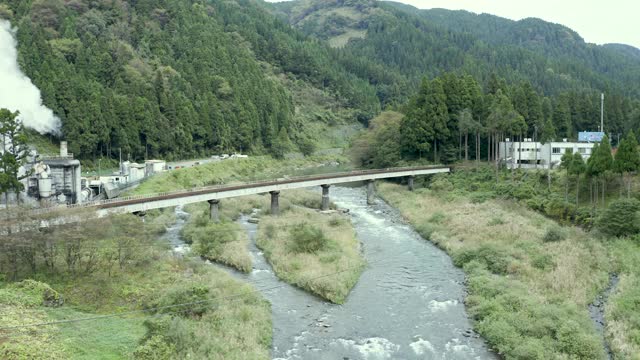 火车在日本农村行驶视频素材