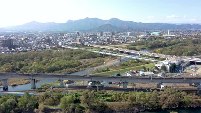 火车在日本农村行驶视频素材