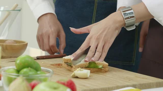 在厨房捂着手准备早餐视频素材