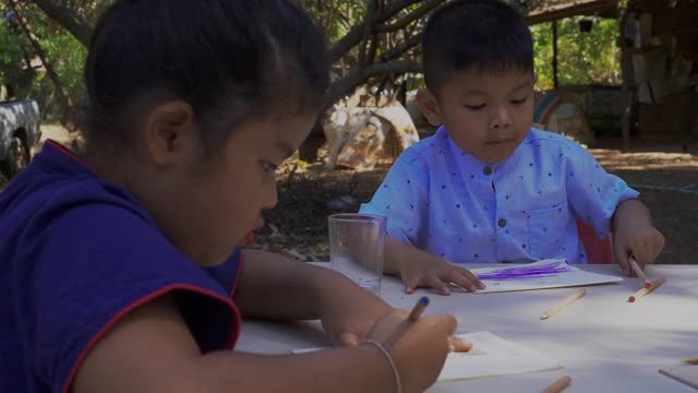 孩子们在上学期间被吸引到屋外视频素材