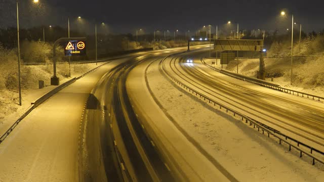 下雪在曼彻斯特。晚上在M60高速公路上视频素材