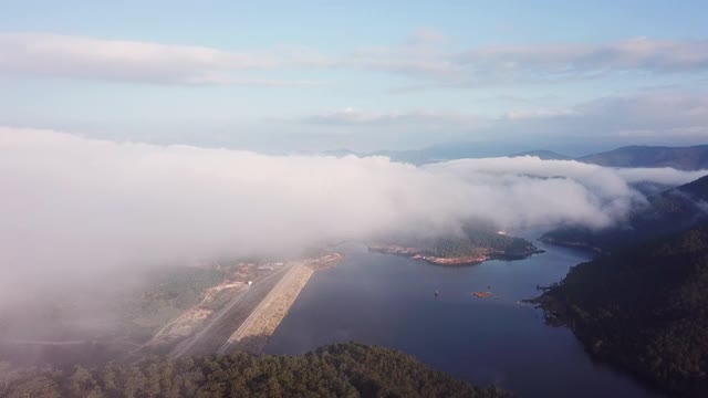 空中拍摄的云在湖上面的云视频素材