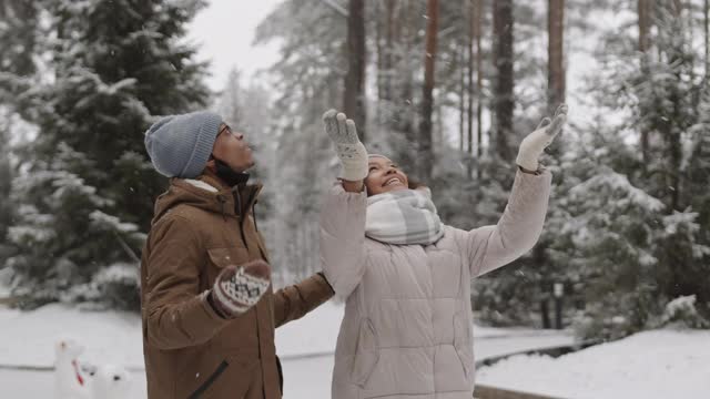 人们在庆祝降雪视频素材