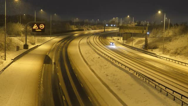 夜间M60高速公路的高角度视图。下雪视频素材