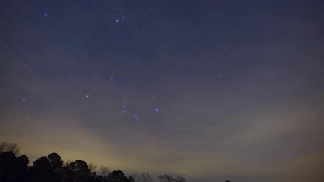 冉冉升起的星星和流星雨透过薄云，时间流逝视频素材