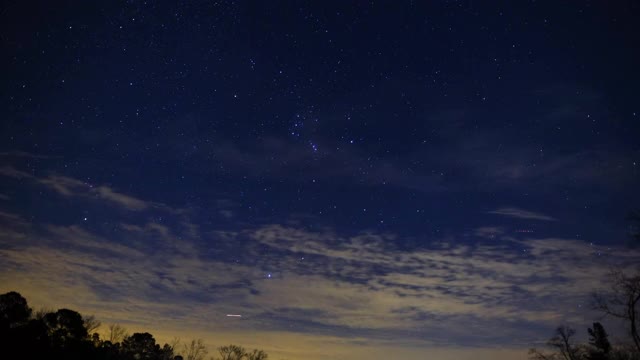 夜空中冉冉升起的星星的时间流逝视频素材