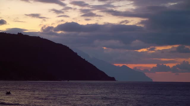 海面上的日出和阿陀斯山。希腊视频素材