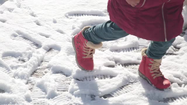 雪地上的鞋印视频素材