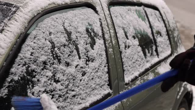 清除车窗上的积雪视频素材