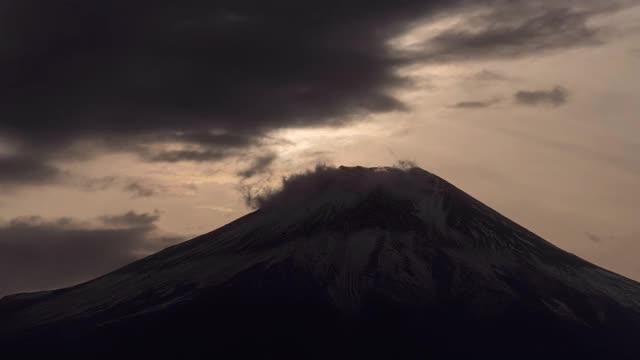 富士山上的日落(延时/放大)视频素材