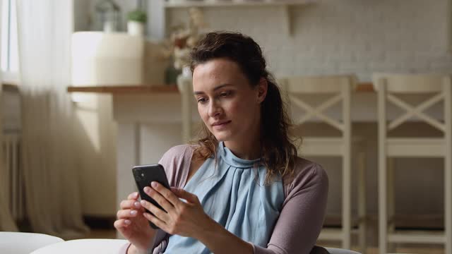 拿着手机看短信新闻的女人开心极了视频素材