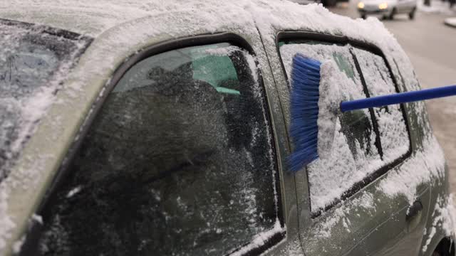 清除车窗上的积雪视频素材