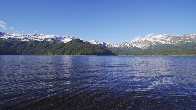 从智利南部的康吉里奥湖岸看雪山视频素材