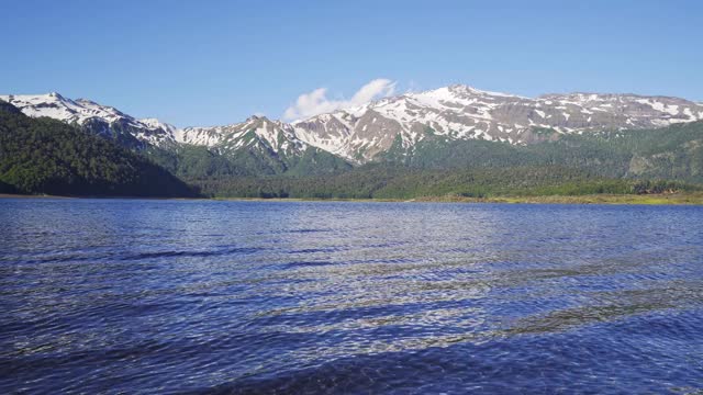 从智利南部的康吉里奥湖岸看雪山视频素材