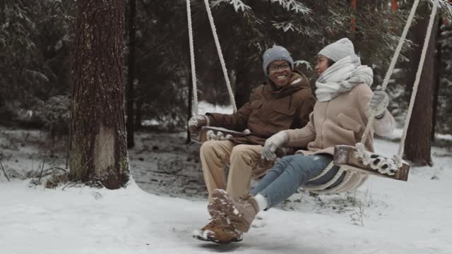 年轻的男人和女人在户外荡秋千视频素材