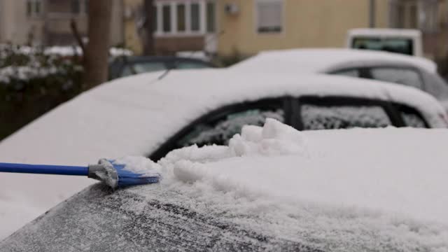 从车顶清除积雪视频素材