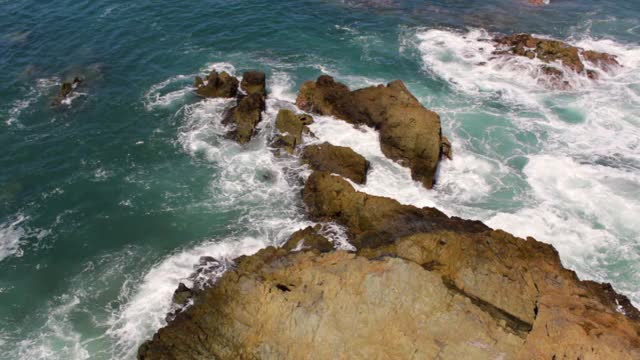 看那蓝色的海洋，海浪和岩石视频素材