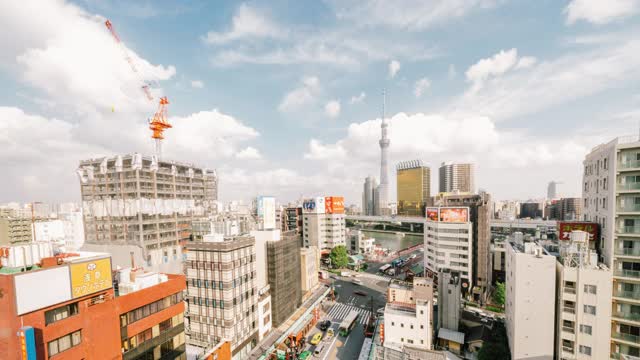 日本东京浅草区汽车交通运输延时图。高角度的城市景观与东京天空树地标。日本旅游、亚洲旅游或亚洲城市生活理念。倾斜了视频素材