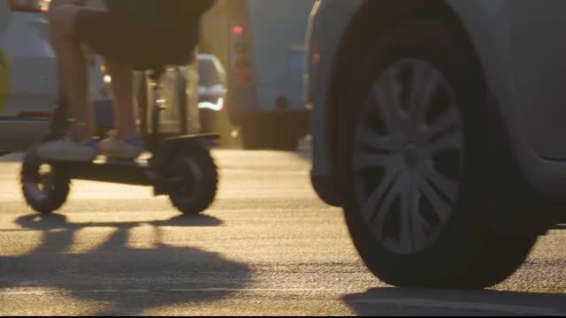 繁忙的高速公路上过往车辆的车轮从视频下载