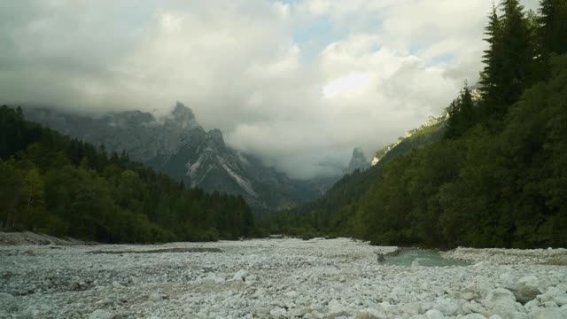 阿尔卑斯山多云山谷的时间跨度视频素材