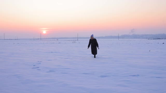 在白雪覆盖的北极雪地上奔跑的女人视频素材