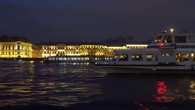 涅瓦河上的圣彼得堡夜景和吊桥视频素材