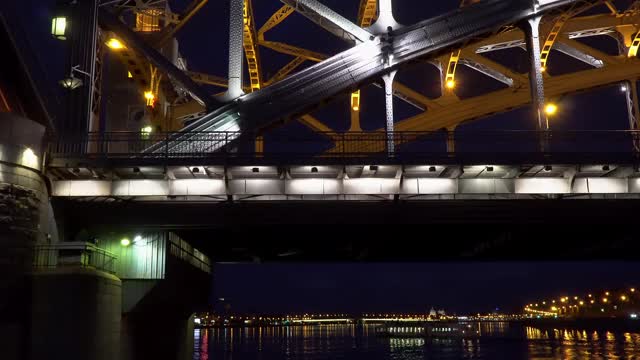 涅瓦河上的圣彼得堡夜景和吊桥视频素材