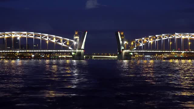 涅瓦河上的圣彼得堡夜景和吊桥视频素材