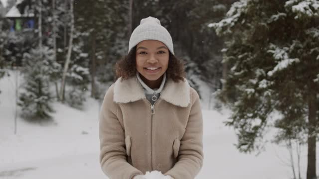 年轻女子享受大雪视频素材