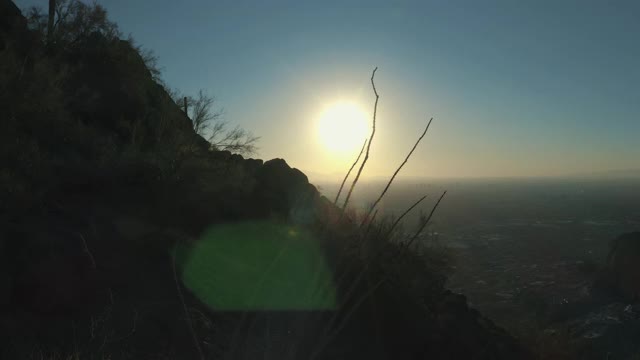 无人机视图的斯科茨代尔，坦佩和驼峰东村在亚利桑那州从驼峰山在一个晴朗的下午与蓝天的黄金时间视频素材