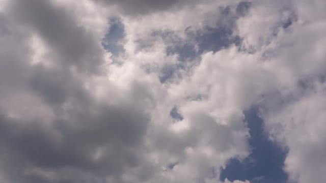 晚霞时分抽象化缤纷的天空。深蓝色、粉红色和紫色调的天空与灰色、黑色的绒毛云反射的夕阳。美丽的糖果棉花云在天空。视频素材