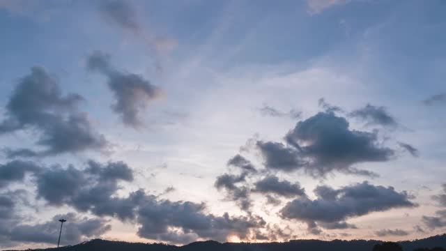 晚霞时分抽象化缤纷的天空。深蓝色、粉红色和紫色调的天空与灰色、黑色的绒毛云反射的夕阳。美丽的糖果棉花云在天空。视频素材