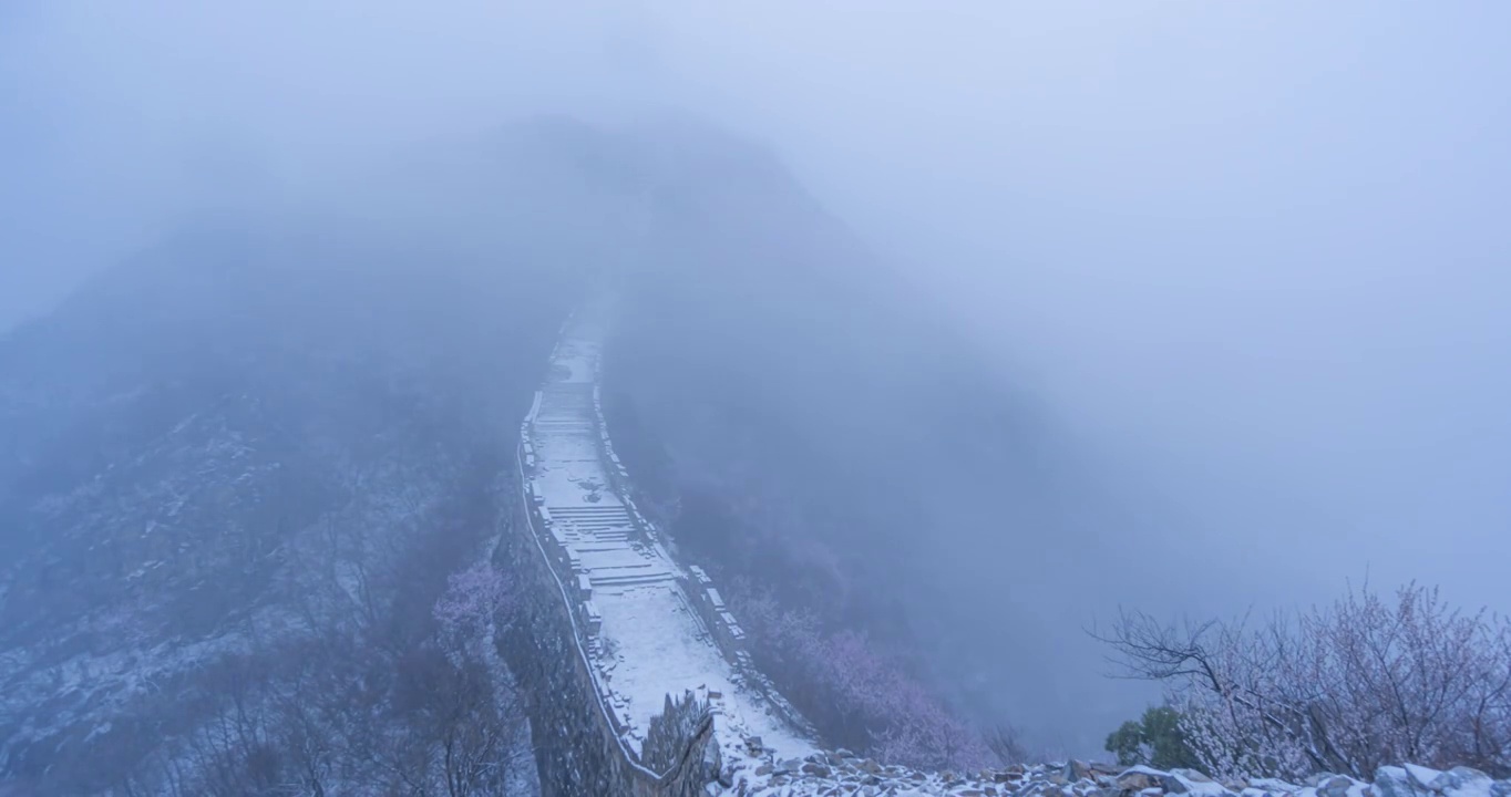 雪景中的中国长城，云雾中的自然风光(延时)视频素材