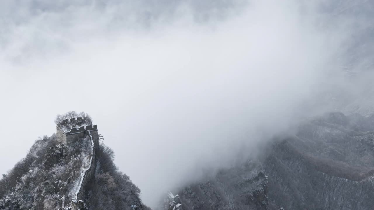 中国的长城和雄伟的山景云雾缭绕的自然风光(延时)视频素材