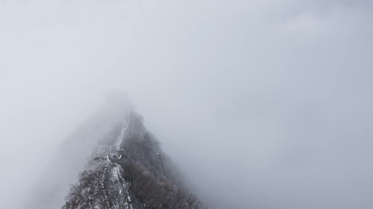 雪后的长城，云雾中的自然风光(延时)视频素材