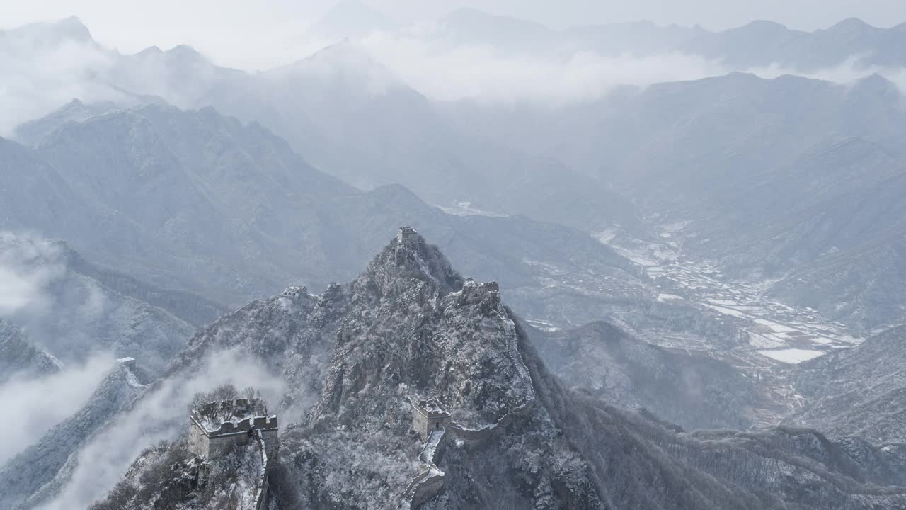 雪后的长城，云雾中的自然风光(延时)视频素材