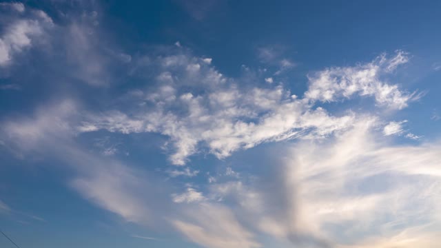 在美丽温暖的夜晚，傍晚的天空中出现了五颜六色的缕缕卷层云。时间推移抽象颜色的光日落前晴朗的天空天自然景观背景屏幕。视频素材