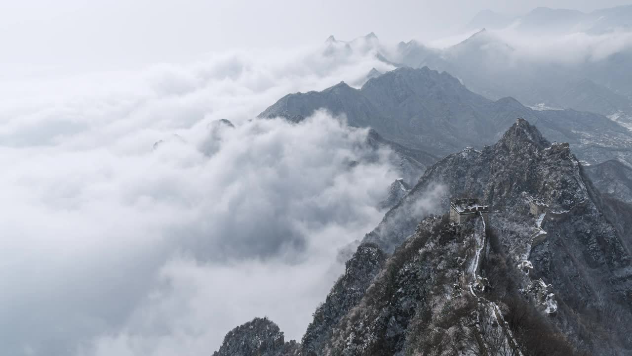 雪后的长城，云雾中的自然风光(延时)视频素材